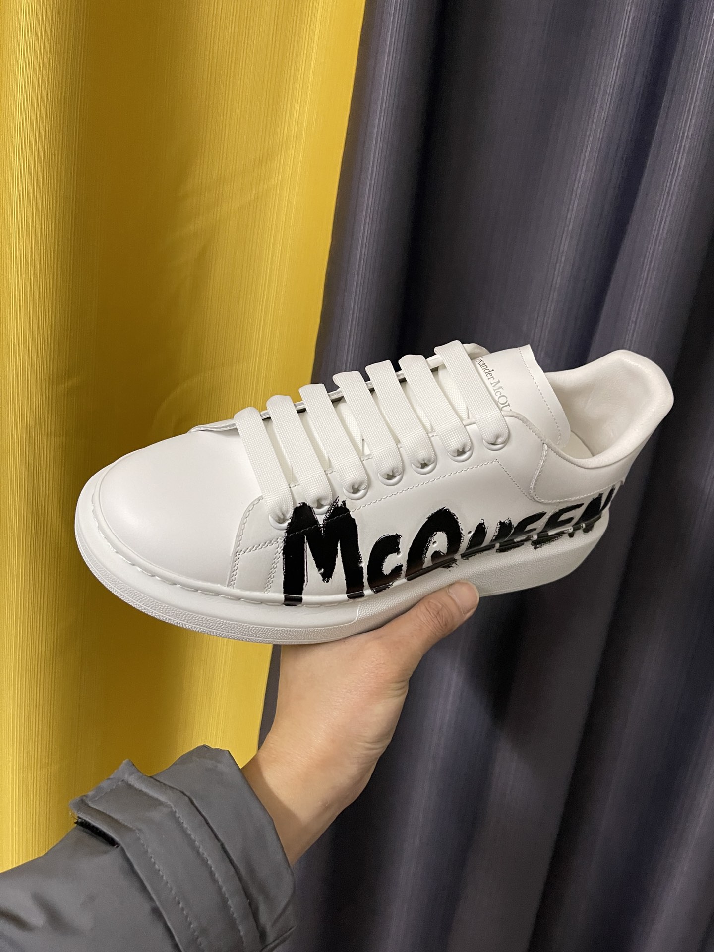 알렉산더 맥퀸 (Alexander McQueen) 오버사이즈 그래피티 스니커즈 - 이미지 8