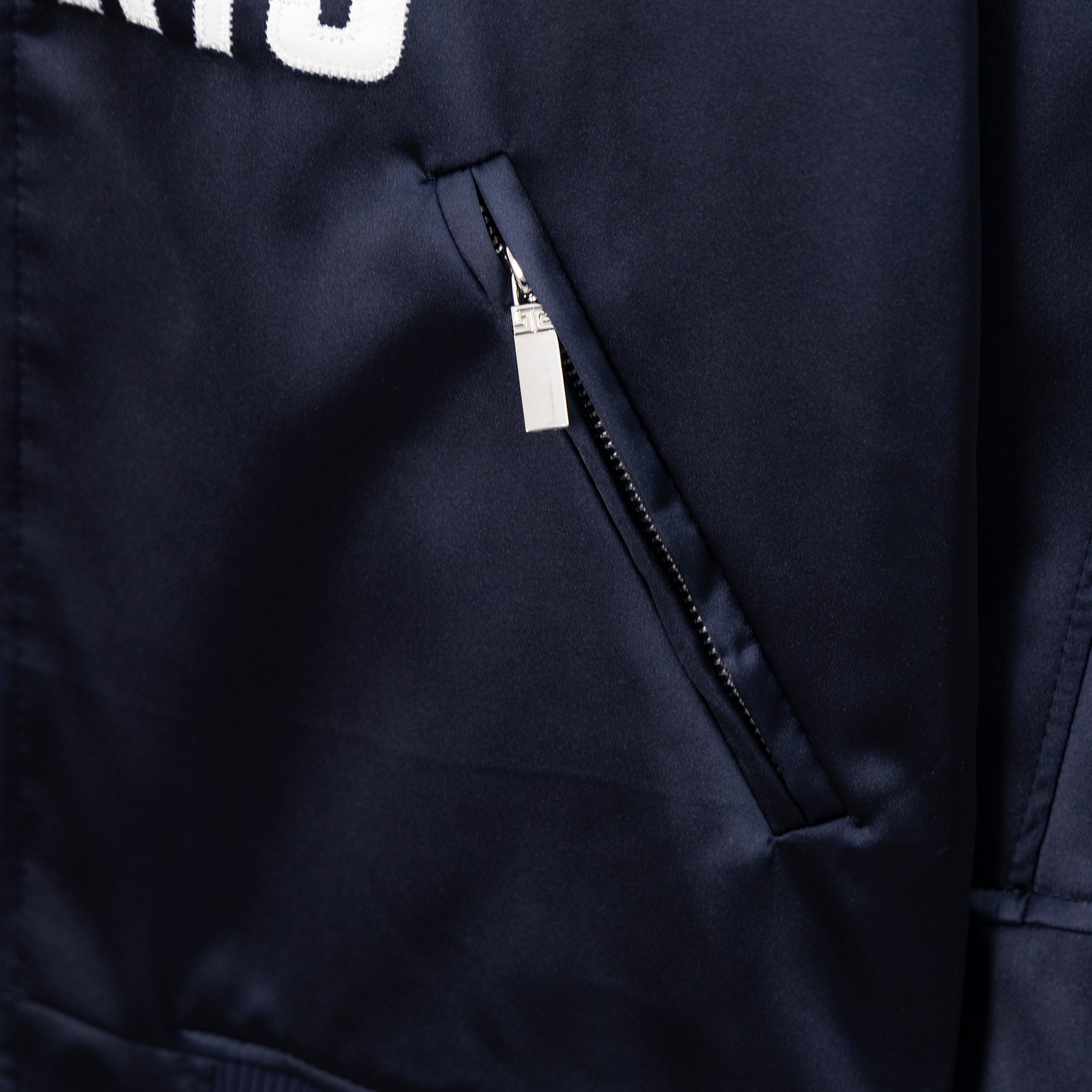 지방시(GIVENCHY) 파리스 로고 자수 봄버 자켓 - 이미지 9