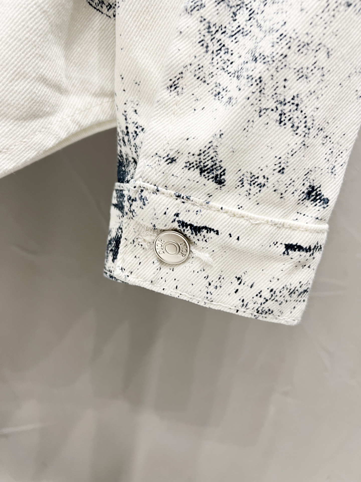 디올(Dior) 트롱프뢰유 데님 프린트 오버셔츠 - 이미지 7