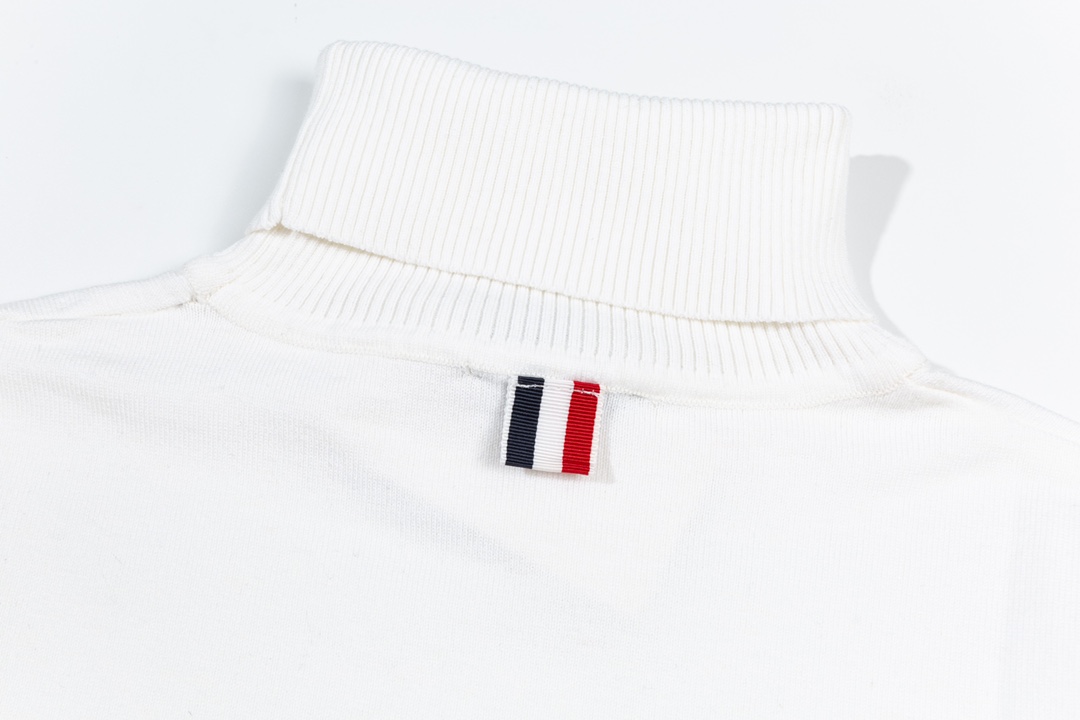 톰브라운(Thom Browne) 사선 암밴드 밀라노 스티치 터틀넥 니트 - 이미지 8