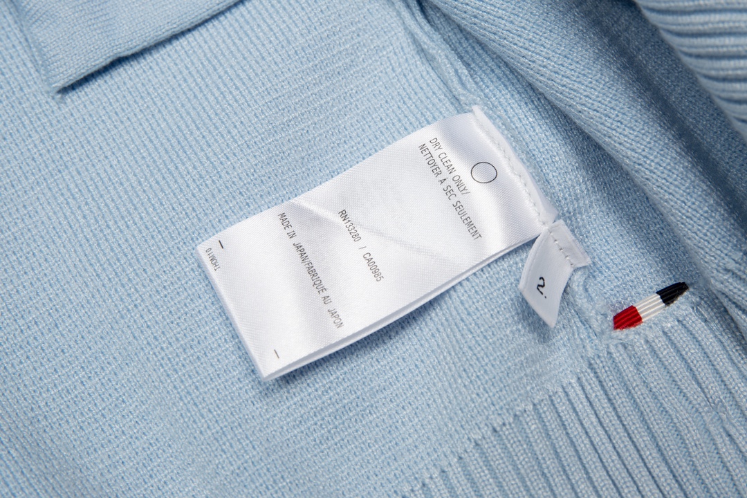 톰브라운(Thom Browne) 사선 암밴드 밀라노 스티치 가디건 - 라이트 블루 - 이미지 8