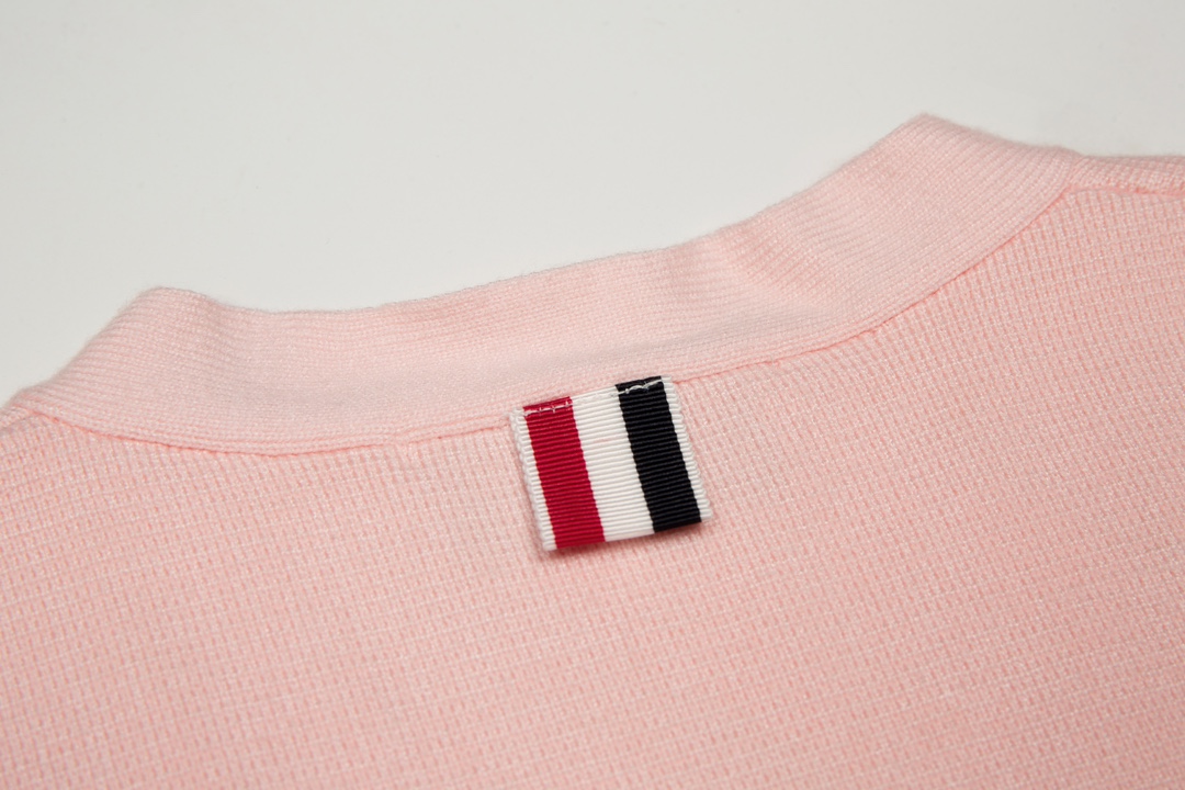 톰브라운(Thom Browne) 사선 암밴드 클래식 니트 가디건 - 핑크 - 이미지 8