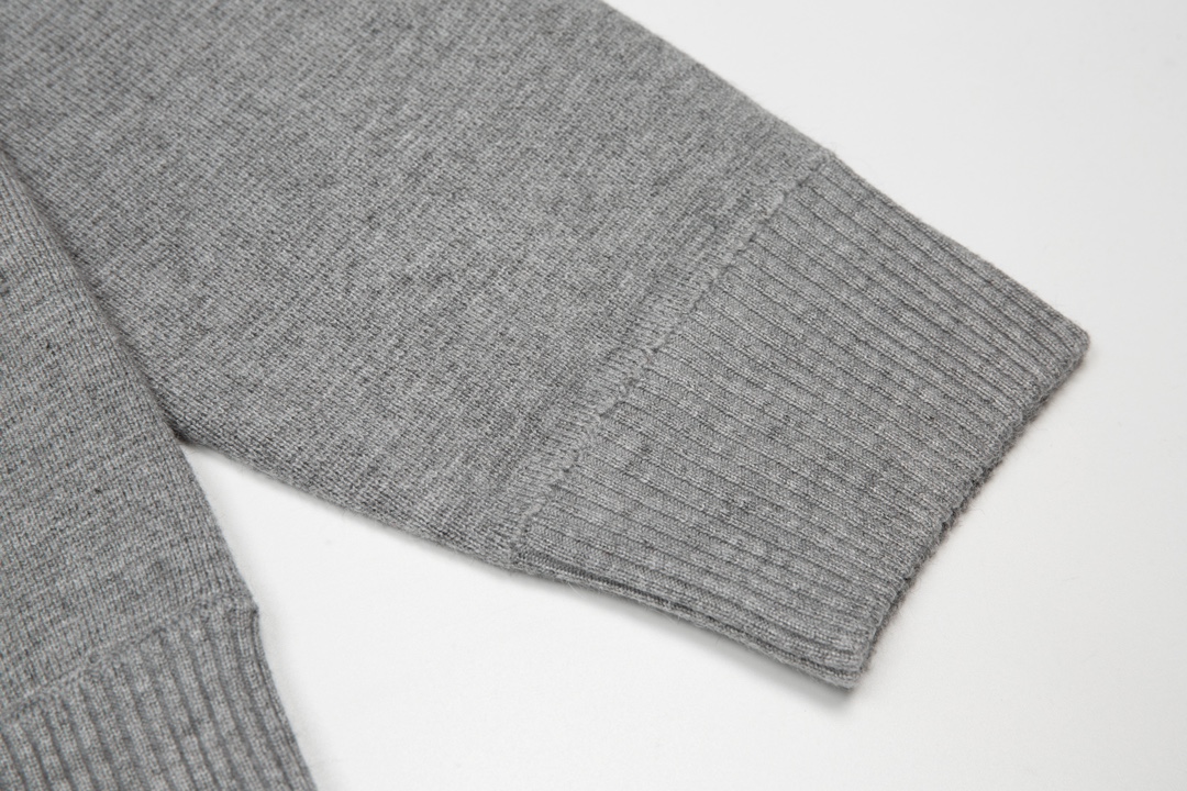 톰브라운(Thom Browne) 사선 암밴드 클래식 니트 집업 가디건 - 그레이 - 이미지 8