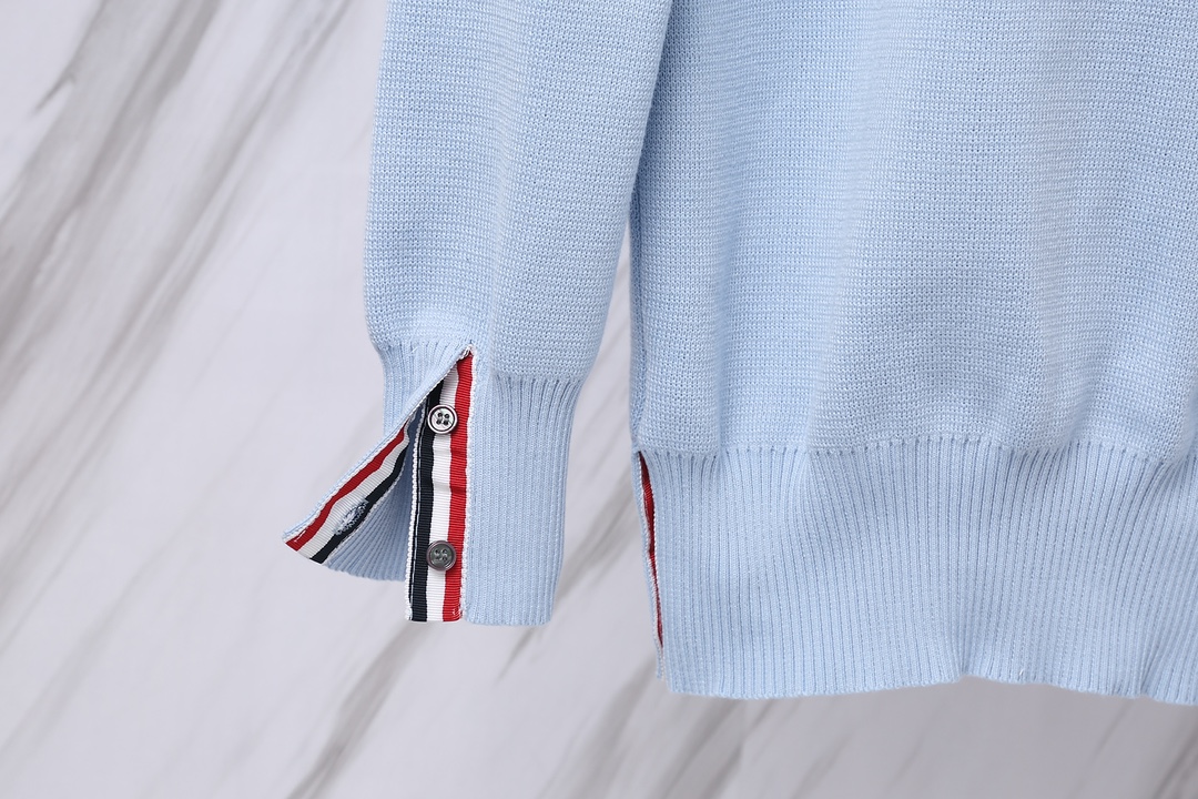 톰브라운(Thom Browne) 스타일 삼색 라인 암밴드 크루넥 니트 스카이 블루 - 이미지 8
