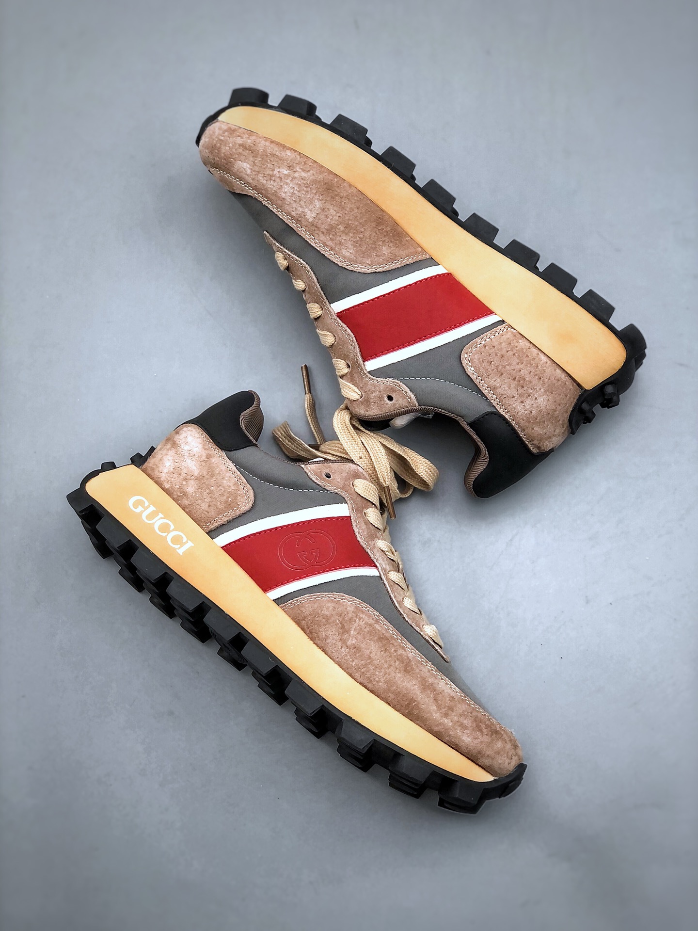 구찌 (Gucci) 리-모션 스니커즈 - 이미지 9