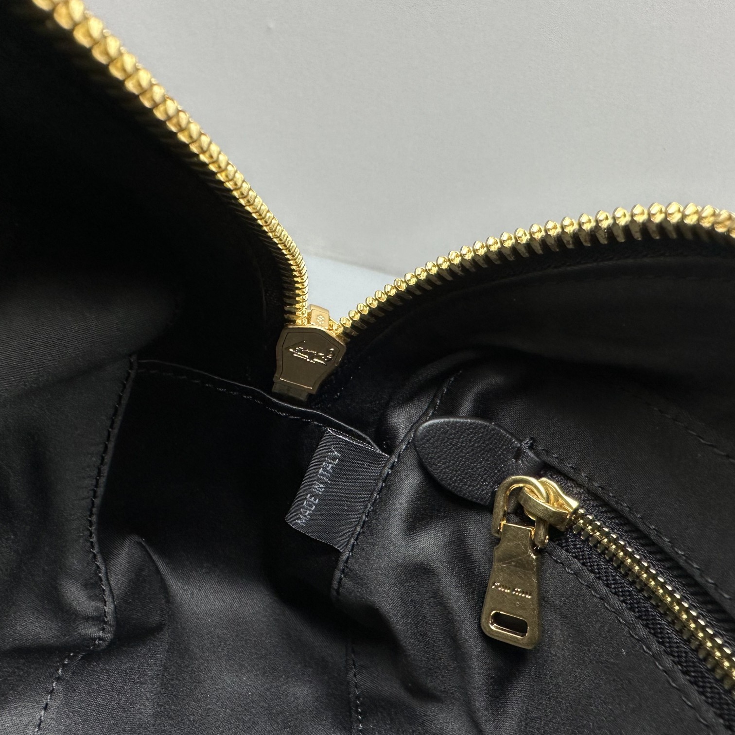 미우미우(Miu Miu) 아르카디 마테라쎄 - 이미지 9