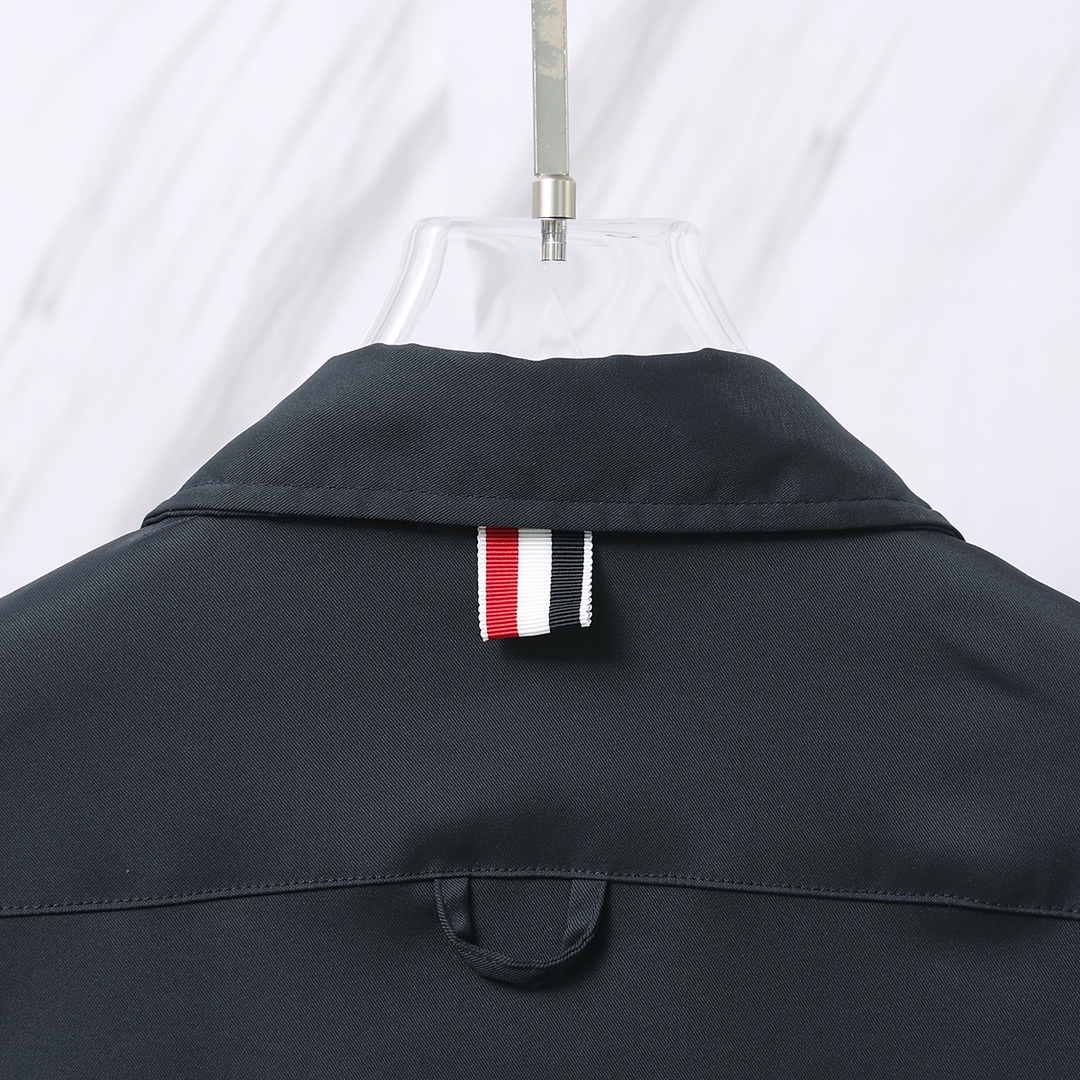 톰브라운(Thom Browne) 시그니처 사선 암밴드 캐주얼 셔츠 - 이미지 9