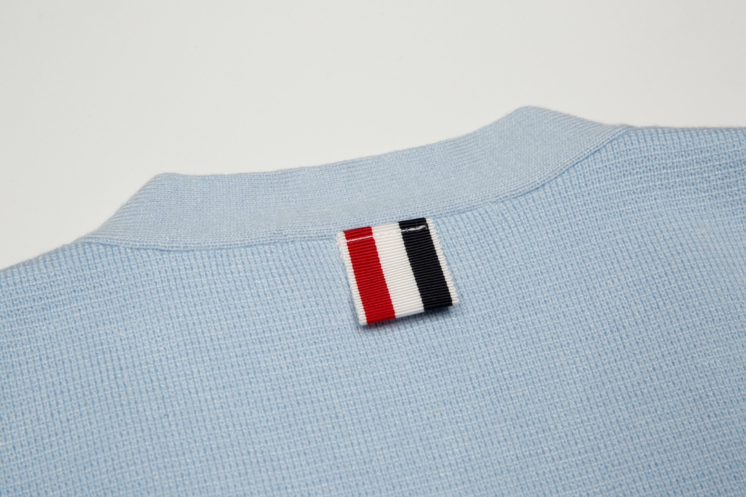 톰브라운(Thom Browne) 사선 암밴드 밀라노 스티치 가디건 - 라이트 블루 - 이미지 9