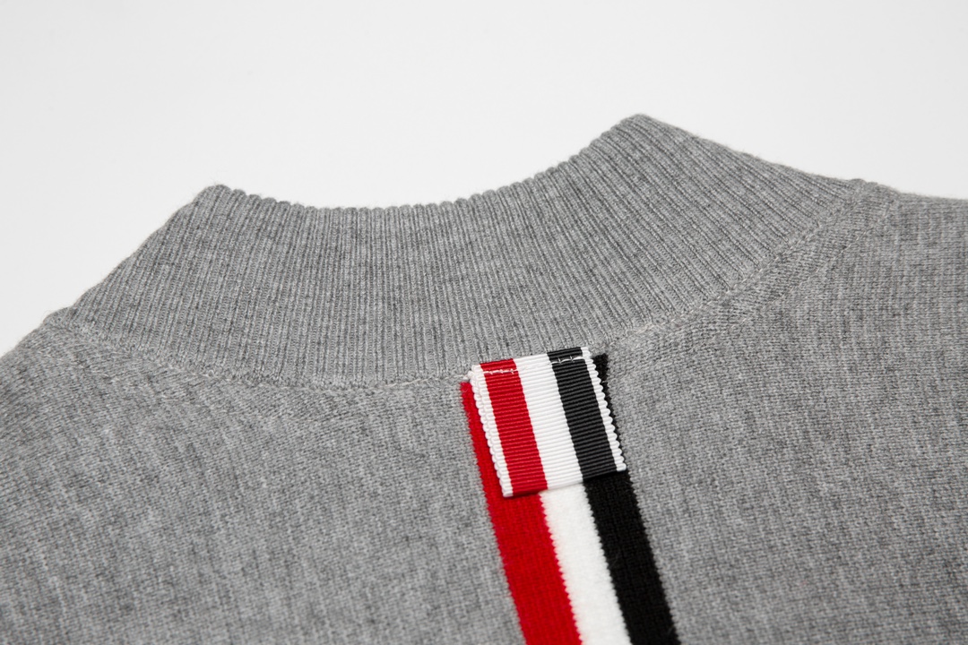 톰브라운(Thom Browne) 사선 암밴드 클래식 니트 집업 가디건 - 그레이 - 이미지 9