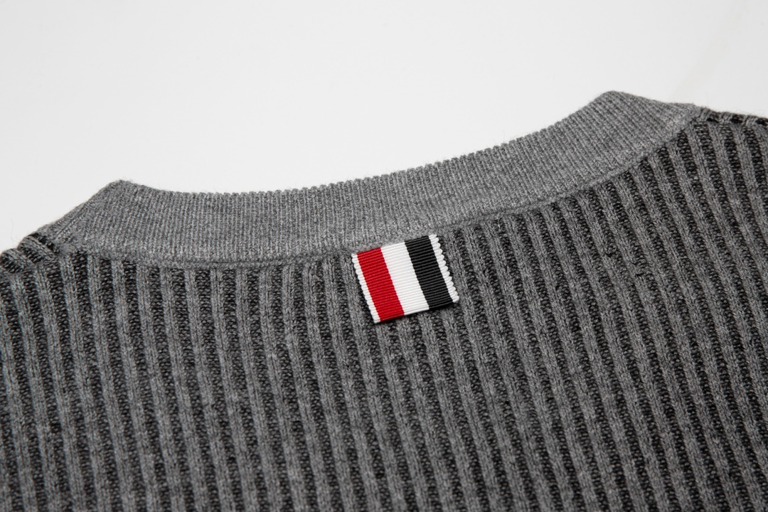 톰브라운(Thom Browne) 사선 암밴드 리브 니트 크루넥 스웨터 - 그레이 - 이미지 9