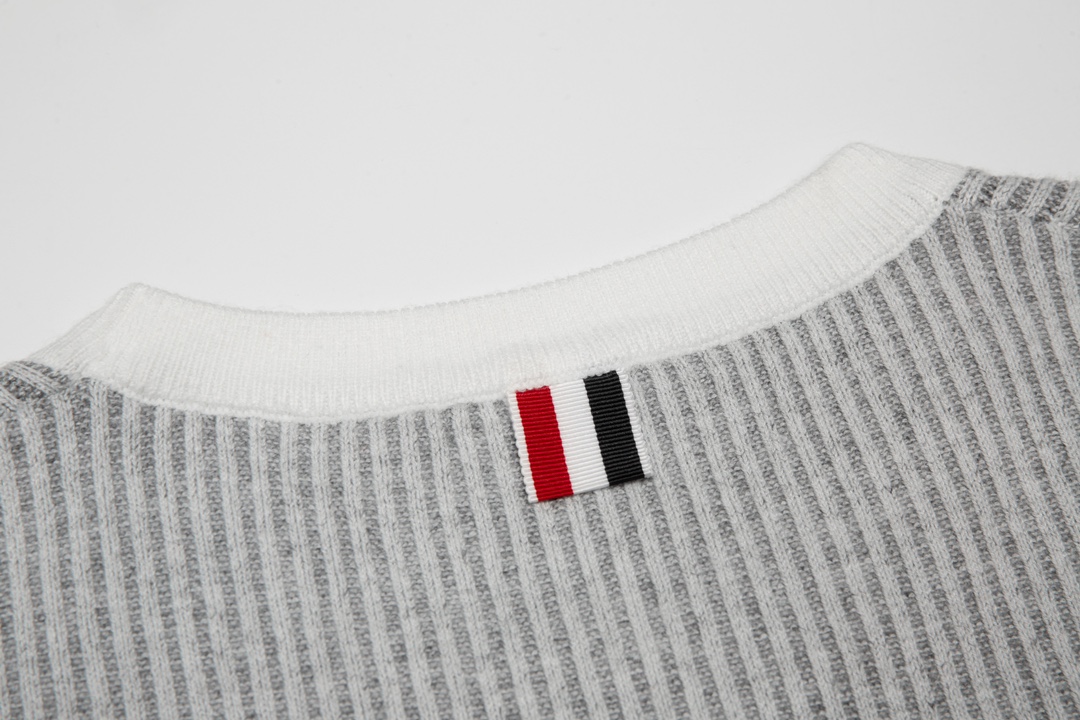 톰브라운(Thom Browne)의 시어서커 4-선 크루넥 맨투맨 - 이미지 9