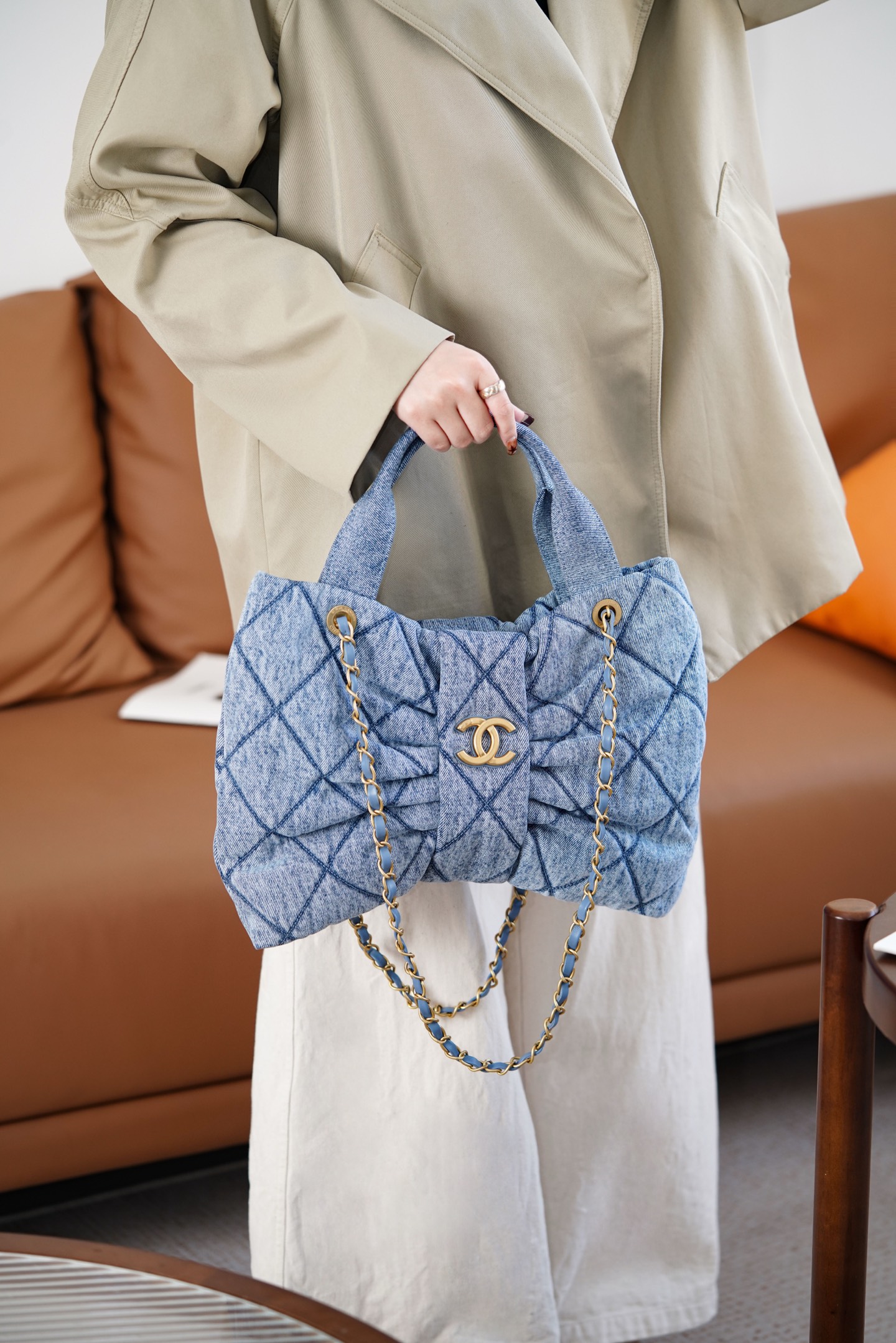 샤넬(CHANEL) 25K 맥시 보우 백 워시드 데님