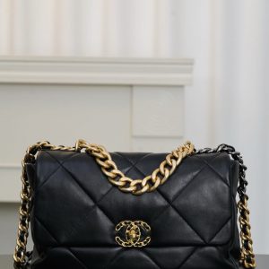 샤넬 19(CHANEL 19) 플랩 백 블랙 램스킨