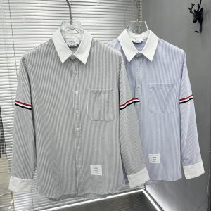 톰브라운(Thom Browne)의 스트라이프 암밴드 버튼다운 셔츠