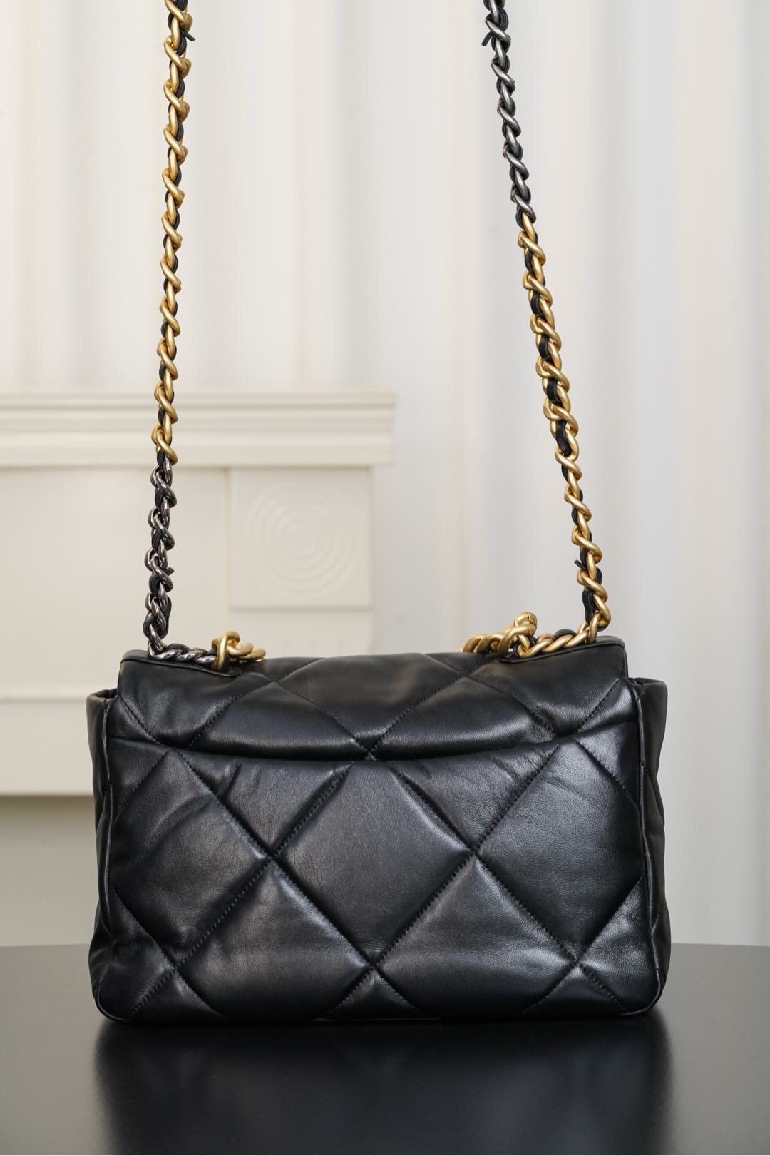 샤넬 19(CHANEL 19) 플랩 백 블랙 램스킨 - 이미지 2