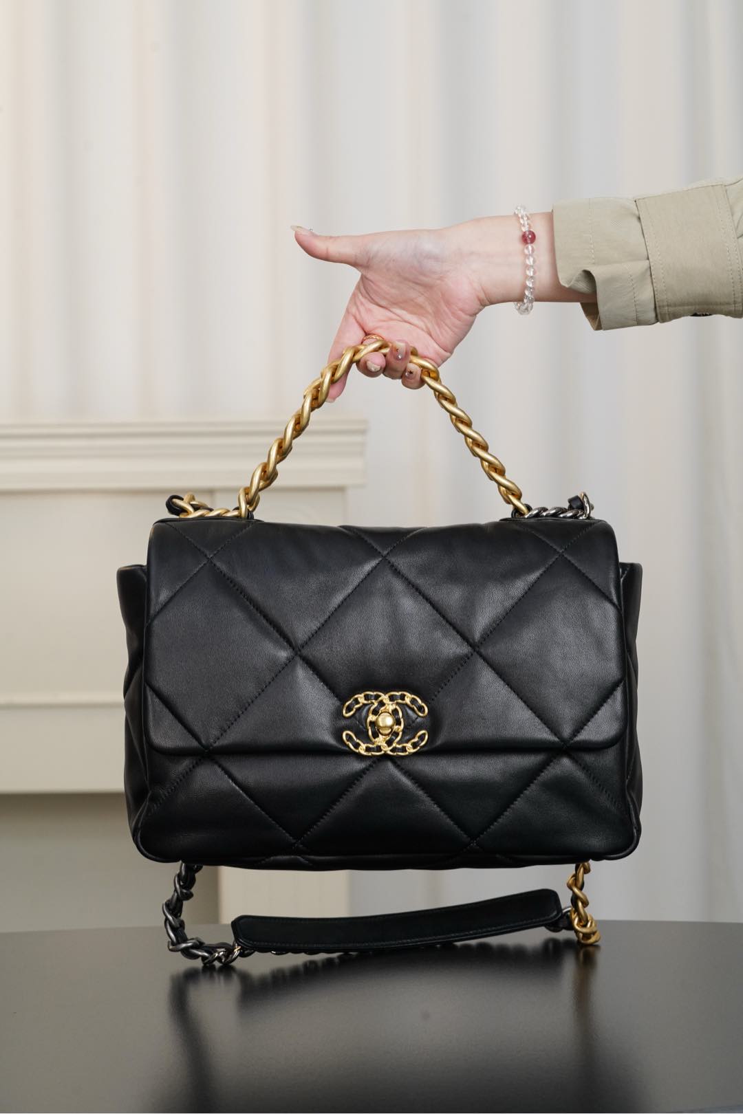 샤넬 19(CHANEL 19) 플랩 백 블랙 램스킨 - 이미지 3