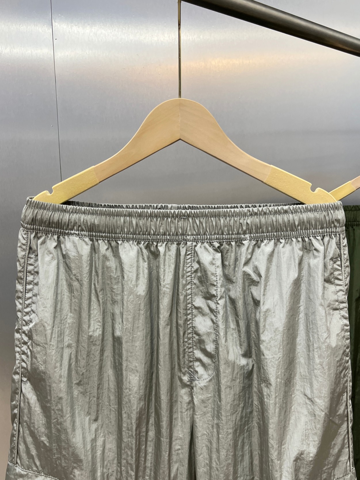 스톤아일랜드(STONE ISLAND) 메탈릭 나일론 컴퍼스 와펜 조거 팬츠 - 이미지 4