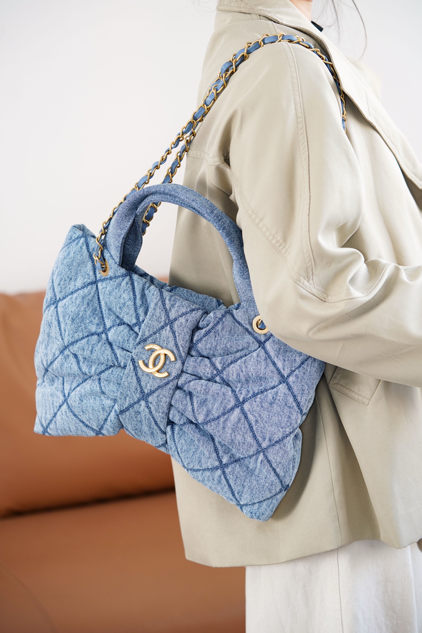 샤넬(CHANEL) 25K 맥시 보우 백 워시드 데님 - 이미지 4