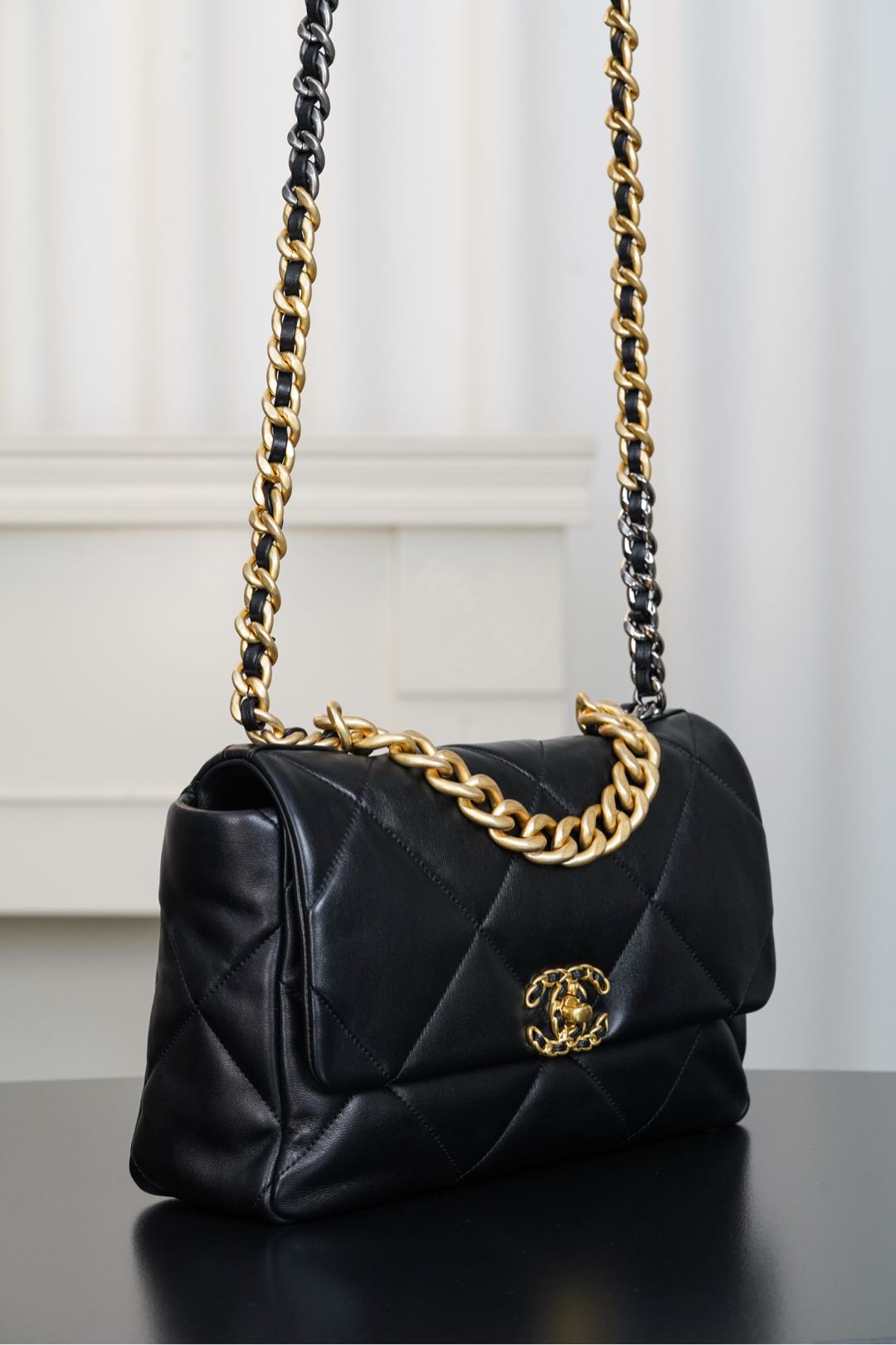 샤넬 19(CHANEL 19) 플랩 백 블랙 램스킨 - 이미지 5