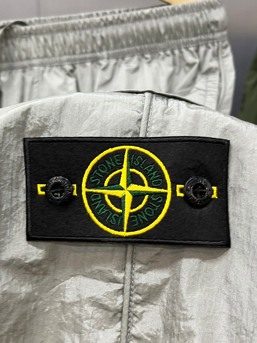 스톤아일랜드(STONE ISLAND) 메탈릭 나일론 컴퍼스 와펜 조거 팬츠 - 이미지 5