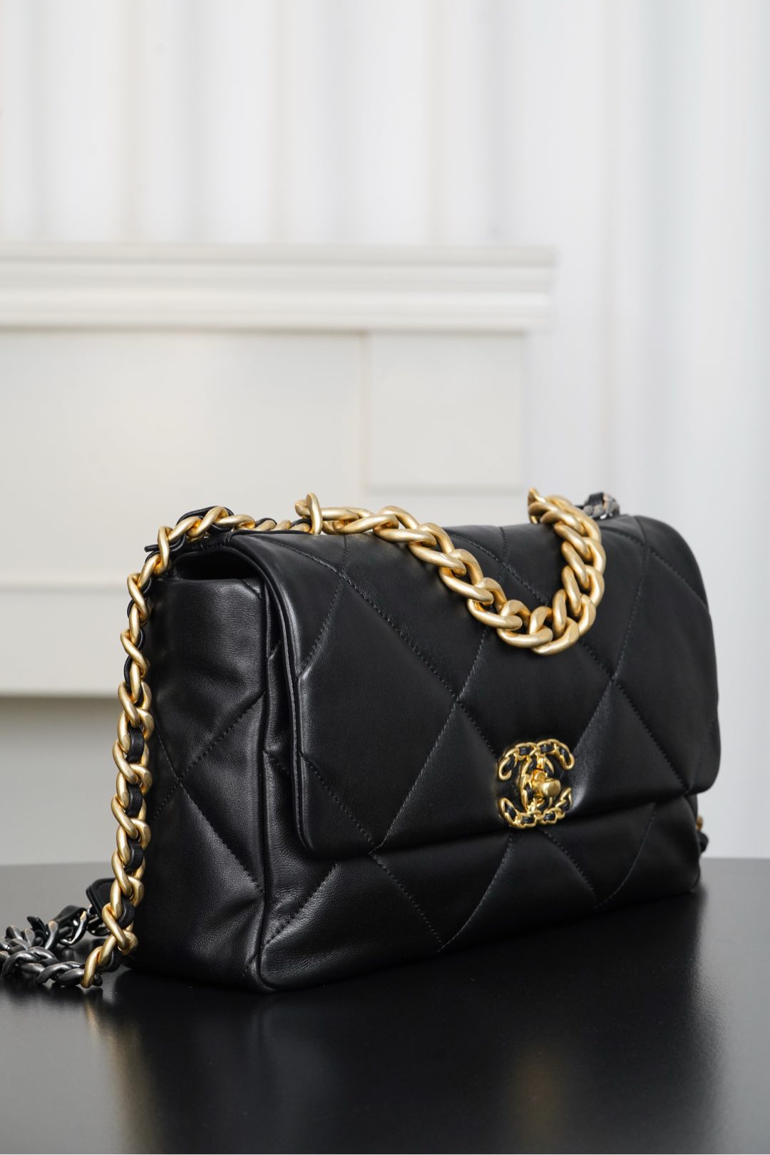 샤넬 19(CHANEL 19) 플랩 백 블랙 램스킨 - 이미지 4