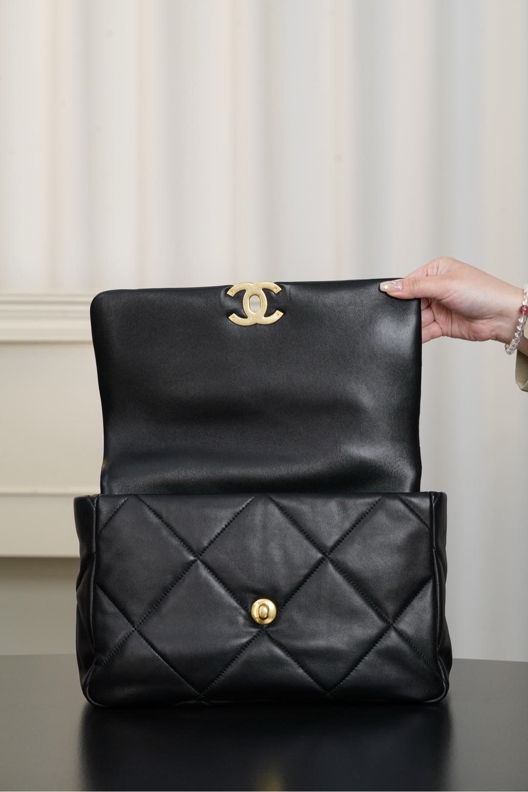 샤넬 19(CHANEL 19) 플랩 백 블랙 램스킨 - 이미지 6