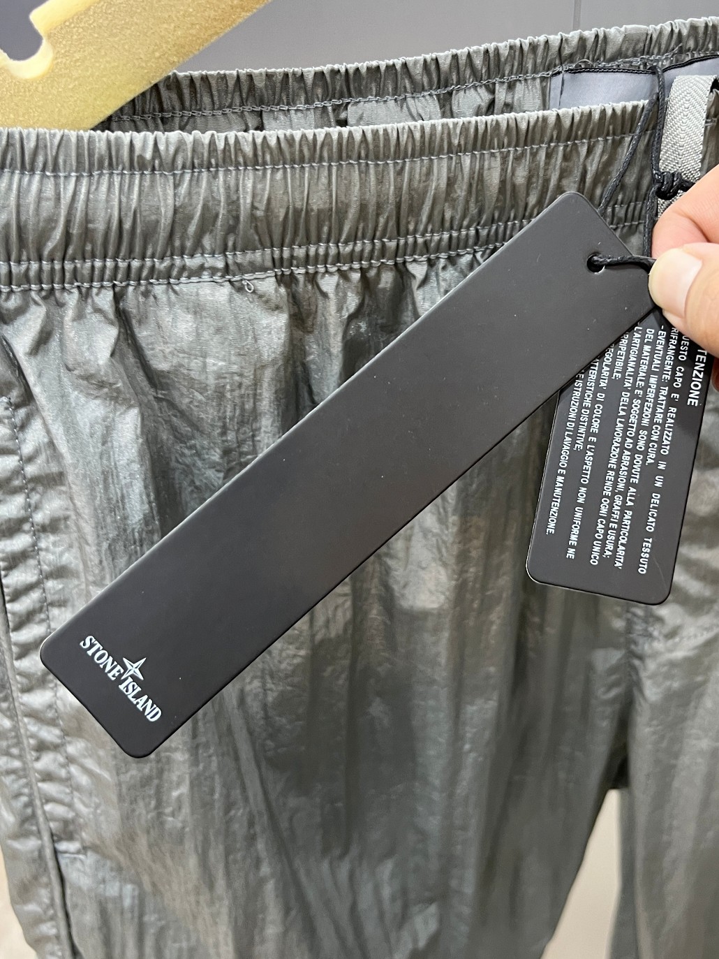 스톤아일랜드(STONE ISLAND) 메탈릭 나일론 컴퍼스 와펜 조거 팬츠 - 이미지 8