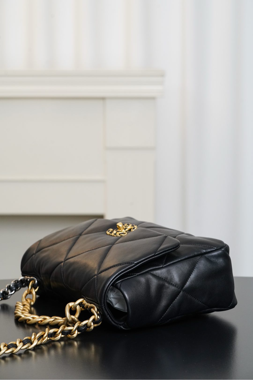 샤넬 19(CHANEL 19) 플랩 백 블랙 램스킨 - 이미지 7