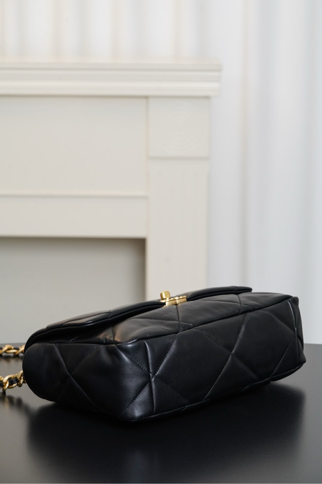 샤넬 19(CHANEL 19) 플랩 백 블랙 램스킨 - 이미지 9