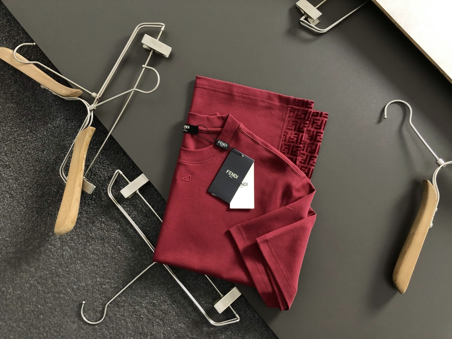 펜디(Fendi) 사이드 로고 테이프 반팔 티셔츠