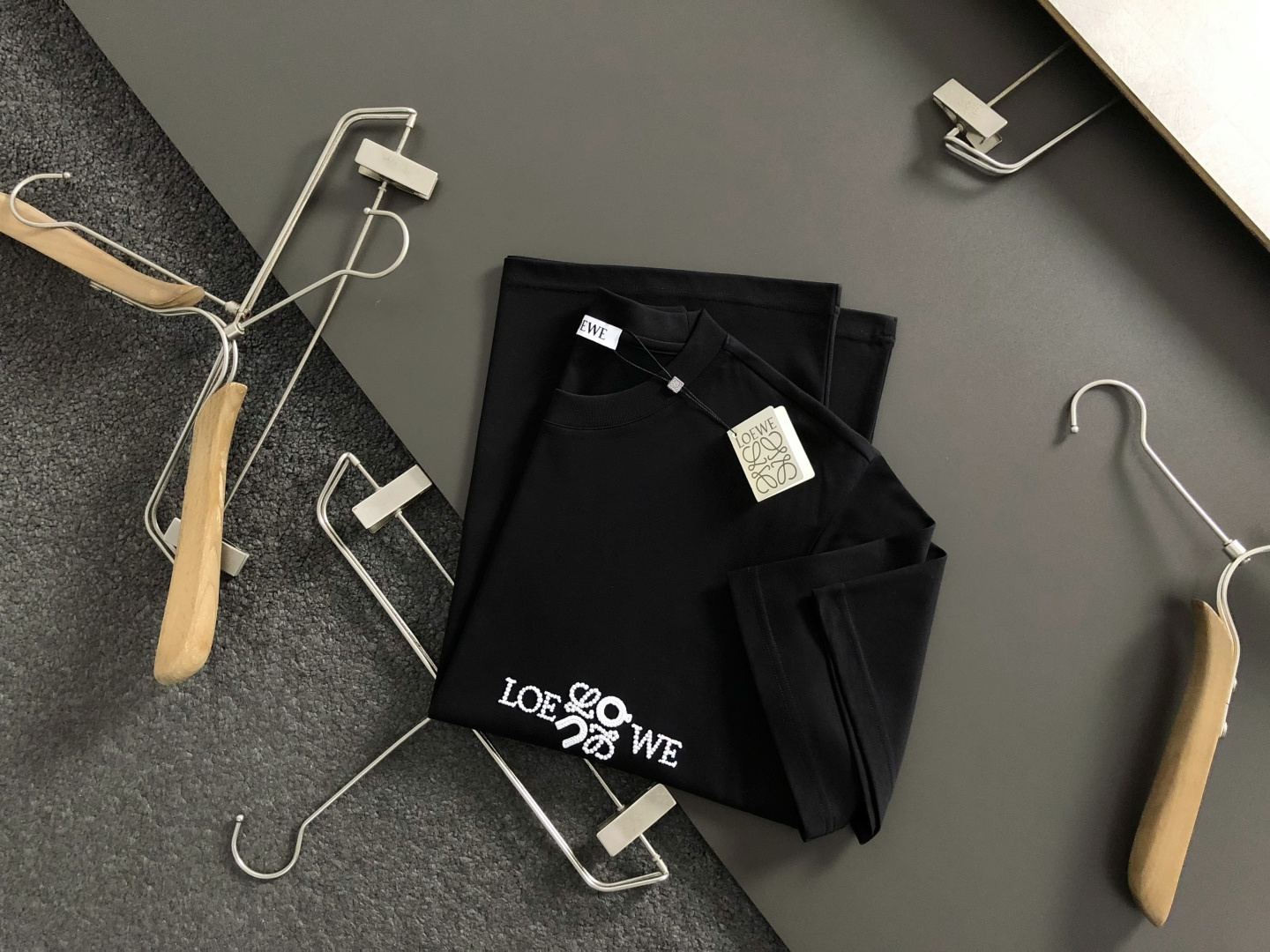 로에베(LOEWE) 애너그램 자수 반팔 티셔츠