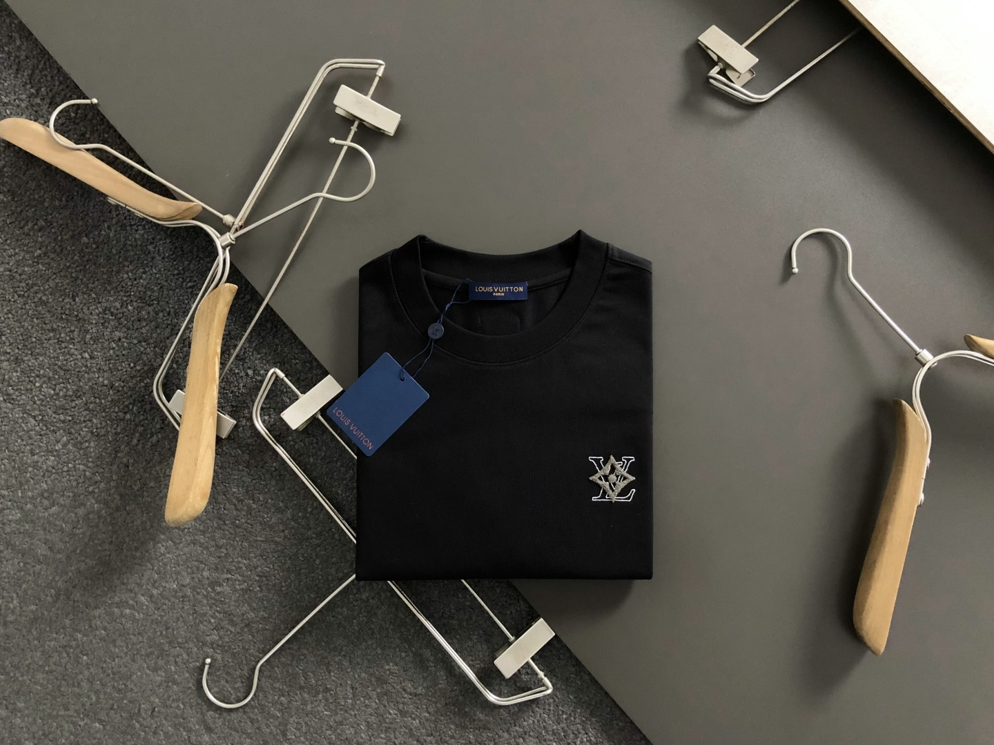 루이비통(Louis Vuitton) 업사이드 다운 LV 로고 반팔 티셔츠