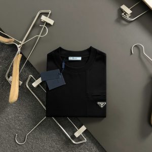 프라다(PRADA) 삼각 로고 포켓 반팔 티셔츠