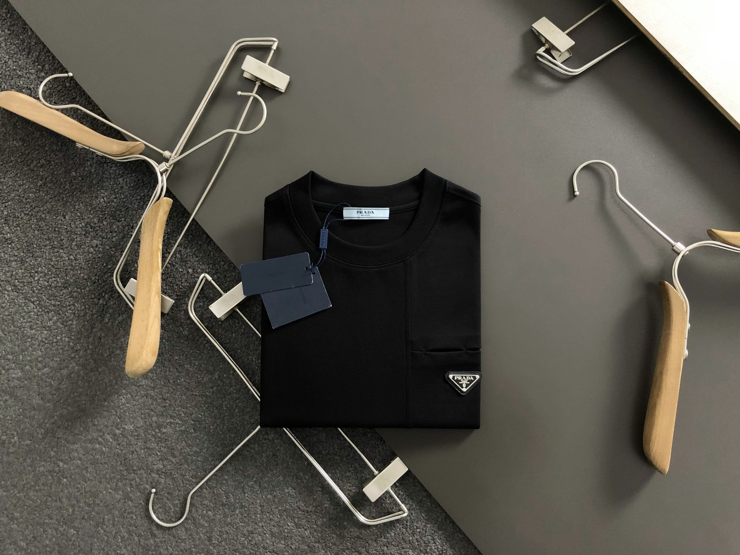 프라다(PRADA) 삼각 로고 포켓 반팔 티셔츠