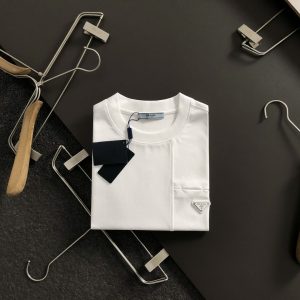 프라다(PRADA) 삼각 로고 포켓 반팔 티셔츠