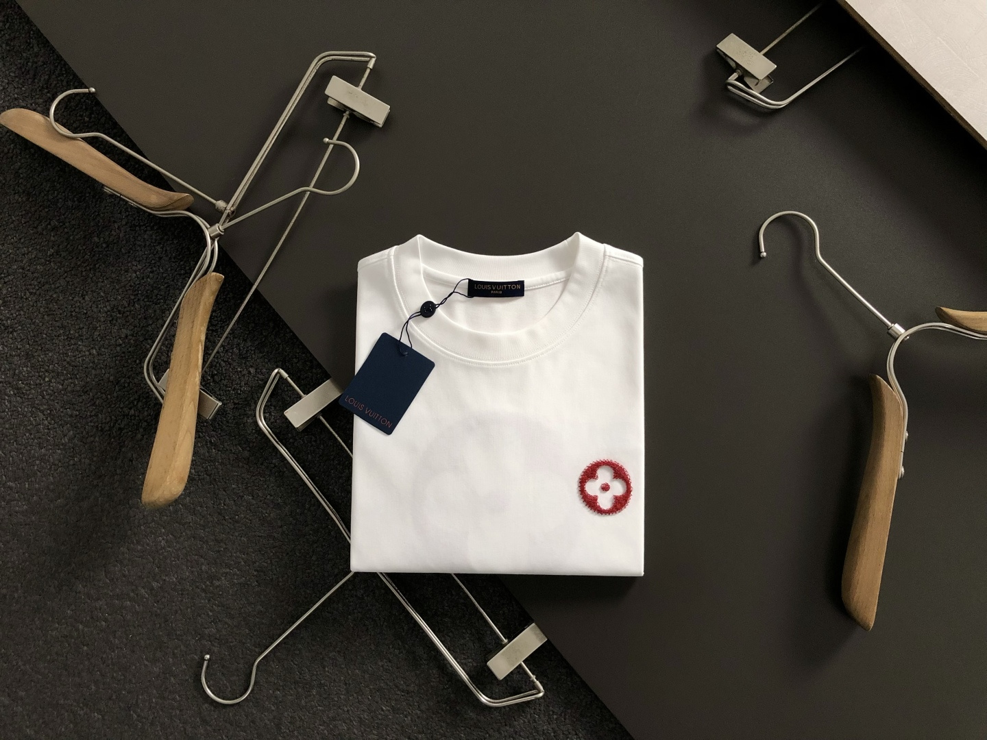 루이비통(Louis Vuitton) 레드 모노그램 플라워 패치 티셔츠