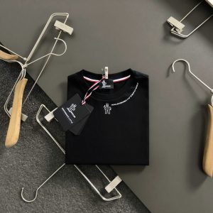 몽클레르(Moncler) 넥 라인 로고 프린트 티셔츠
