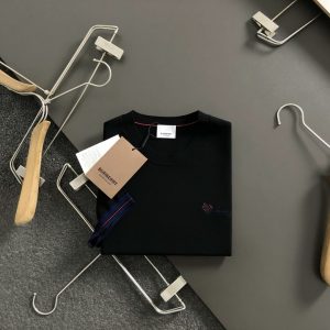 버버리(Burberry) 소매 배색 라인 디테일 반팔 니트