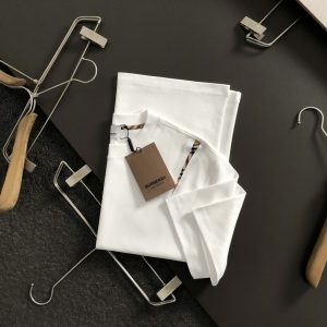 버버리(Burberry) 사이드 슬릿 체크 디테일 티셔츠