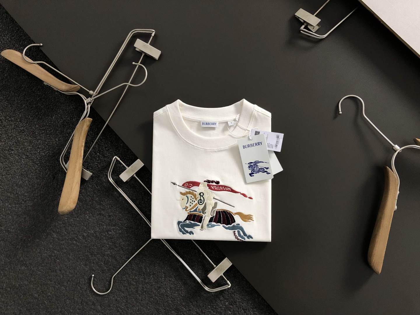 버버리(Burberry) 나이트 그래픽 자수 티셔츠