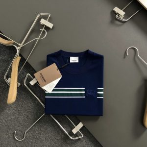 버버리(Burberry) 스트라이프 배색 자수 반팔 니트