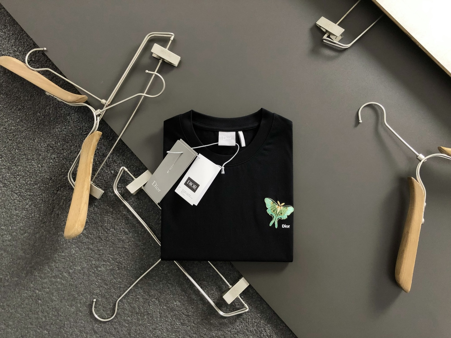 디올(Dior) 나방/나비 그래픽 자수 티셔츠