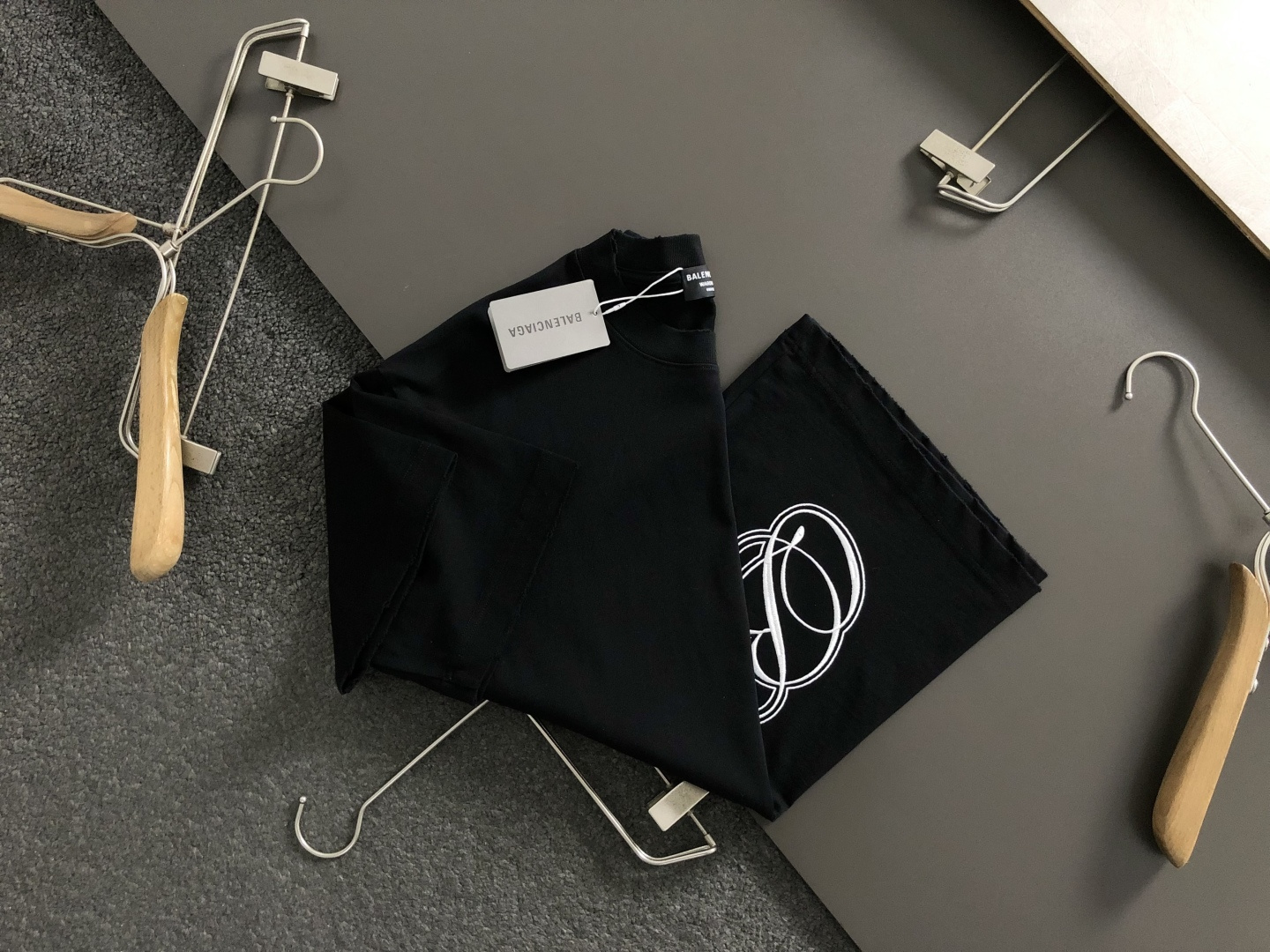 발렌시아가(Balenciaga) 버티컬 커시브 로고 티셔츠