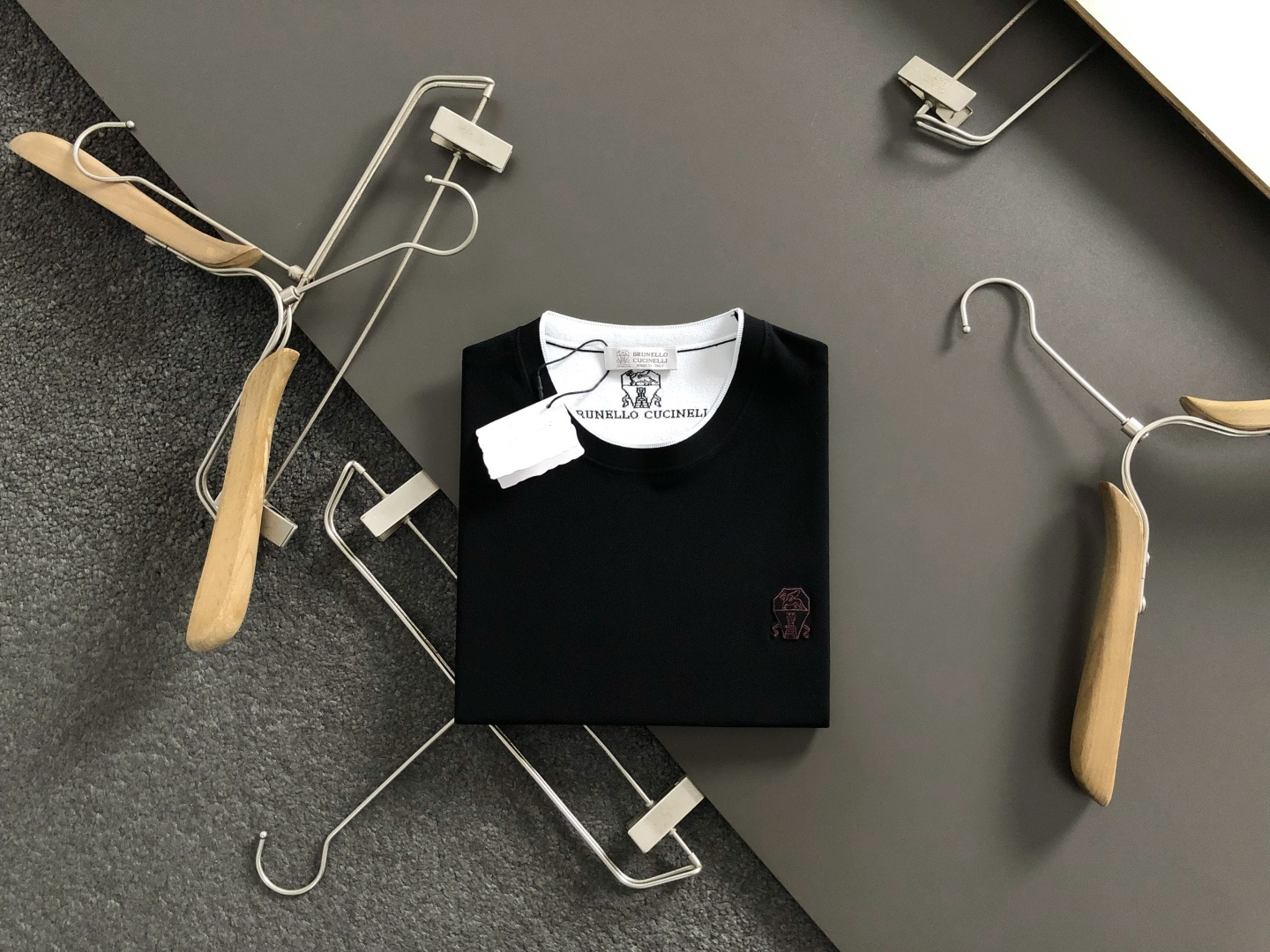 쿠치넬리(Brunello Cucinelli) 배색 립 라운드 티셔츠