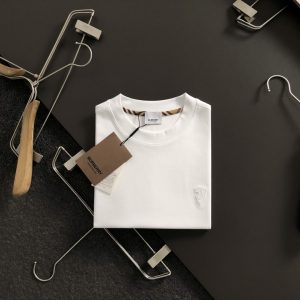 버버리(Burberry) 올오버 나이트 & 로고 그래픽 티셔츠