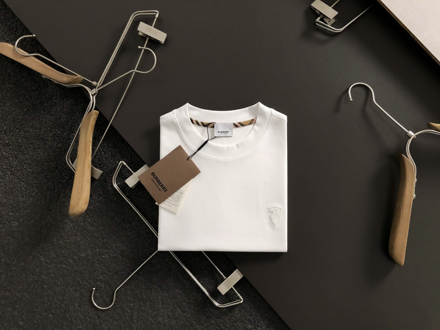 버버리(Burberry) 올오버 나이트 & 로고 그래픽 티셔츠