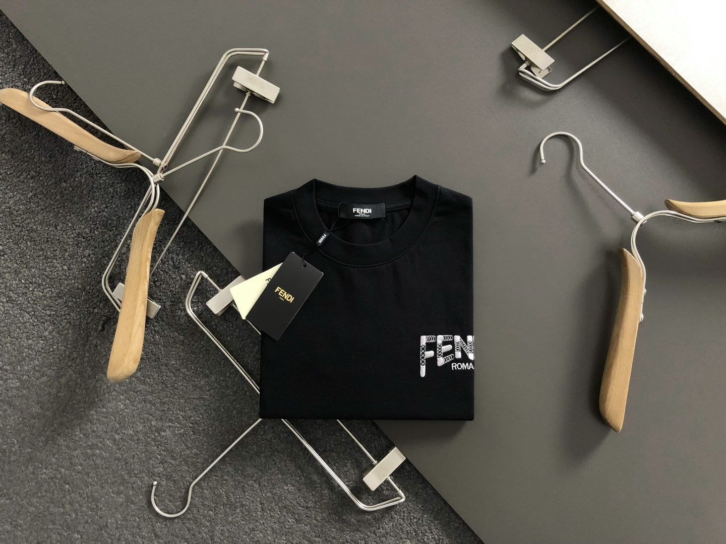 펜디(Fendi) 로고 자수 블랙 티셔츠