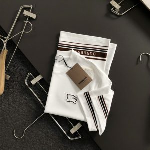 버버리(Burberry) 나이트 자수 스트라이프 반팔 티셔츠