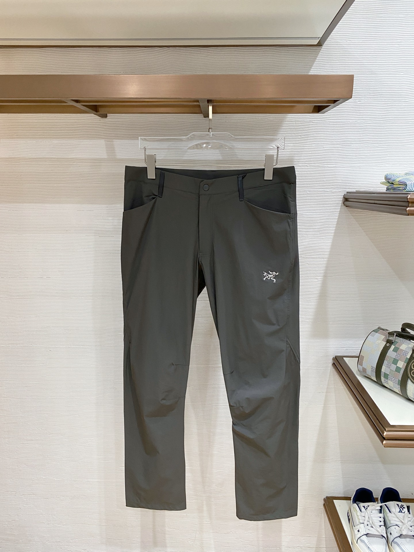 아크테릭스 (Arc'teryx)시조새 자수 로고 테크니컬 캐주얼 팬츠 - 이미지 15