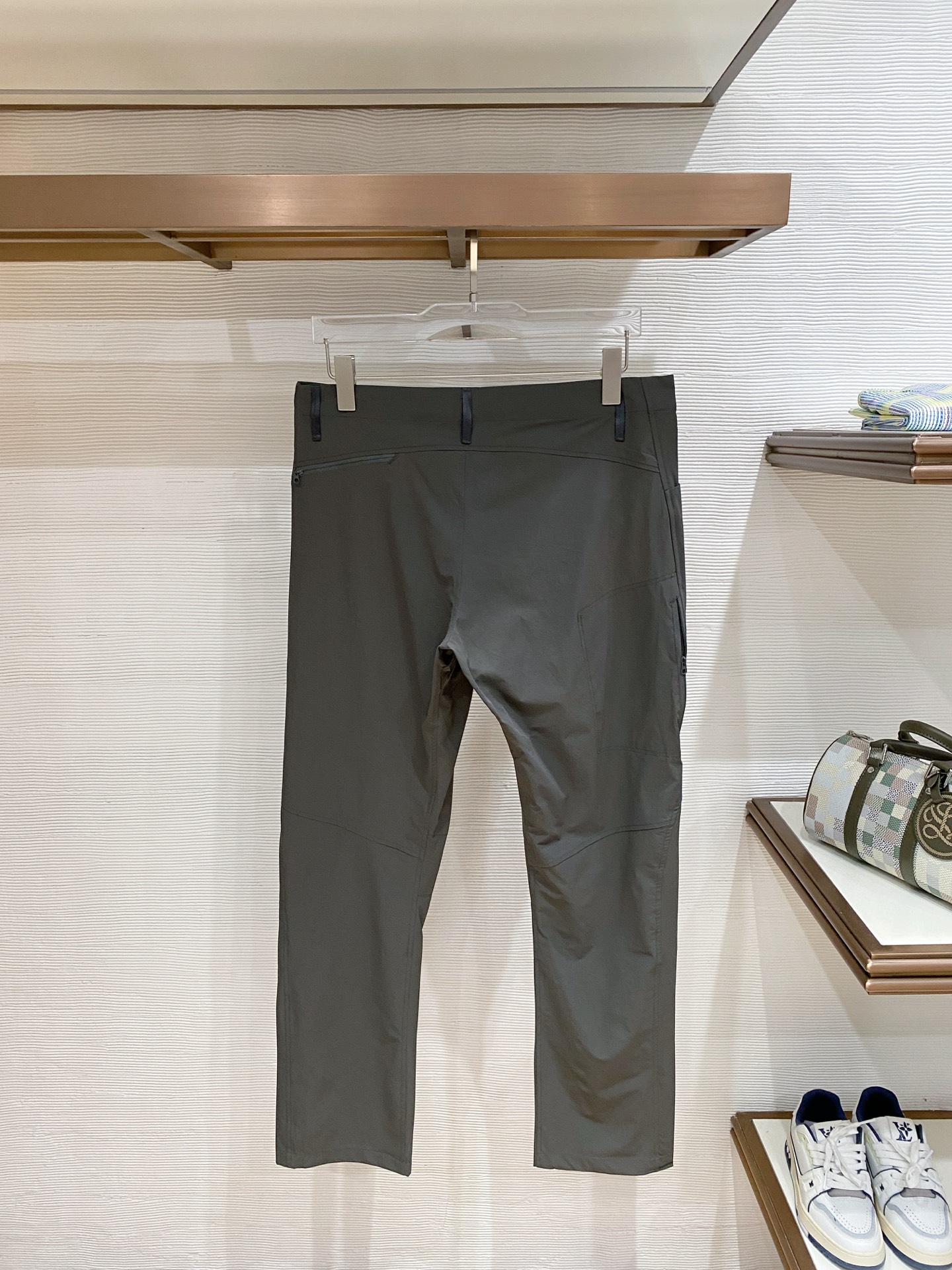 아크테릭스 (Arc'teryx)시조새 자수 로고 테크니컬 캐주얼 팬츠 - 이미지 18